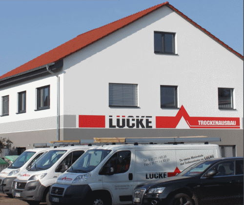 Firmengebäude Lücke Trockenausbau mit Fahrzeugen
